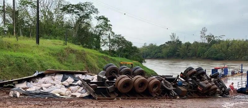 Caminhão tomba perto de balsa no Rio Ivaí e motorista morre preso às ferragens