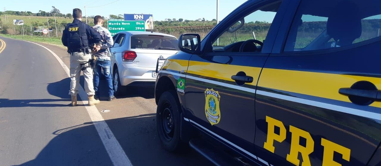 Jovem é preso dirigindo carro roubado, em Guaíra 