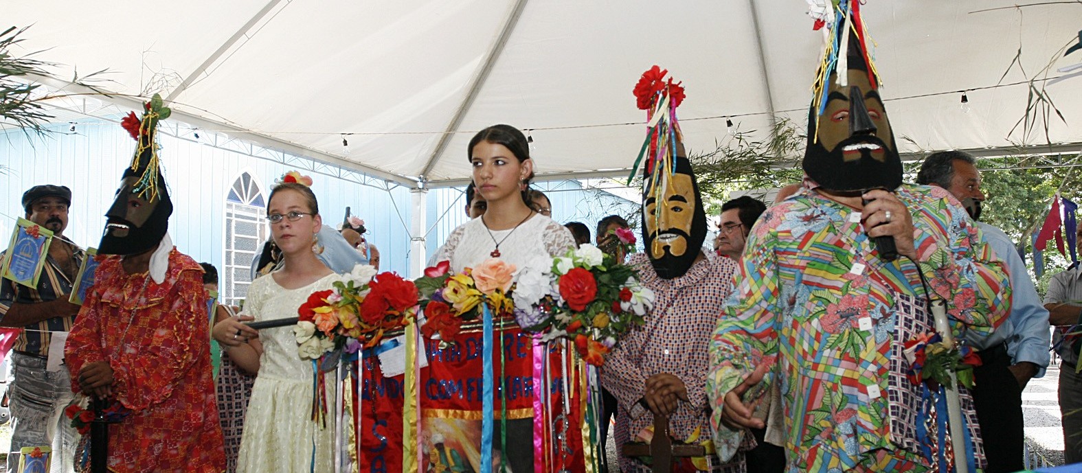 Folia de Reis passa por distritos e Catedral de Maringá