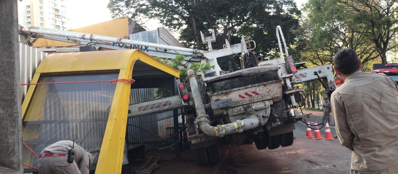 Bombeiros trabalham no resgate de vítima soterrada