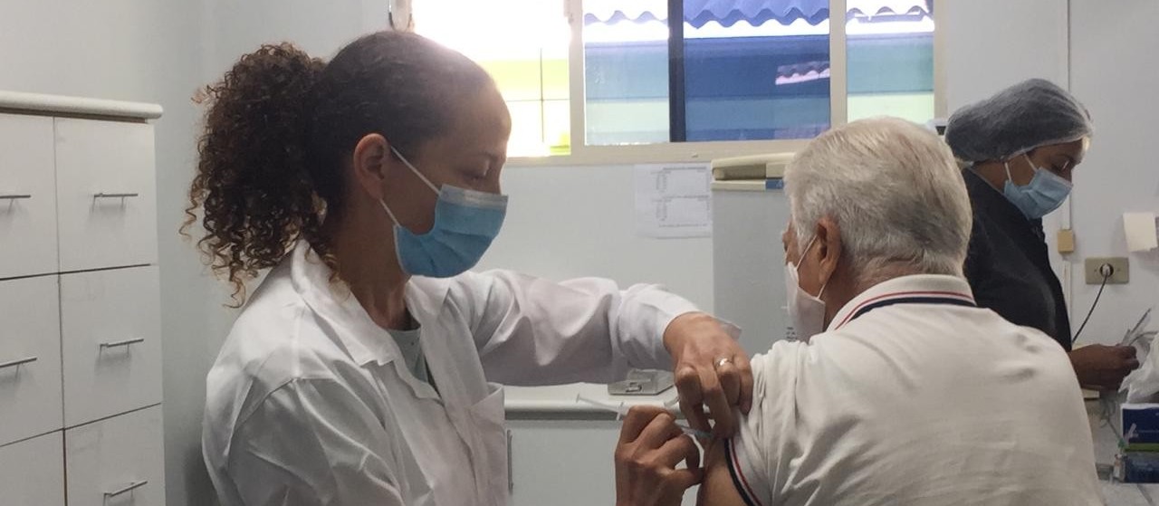 Idosos da população em geral com 90 anos ou mais começam a ser vacinados contra Covid-19 em Maringá