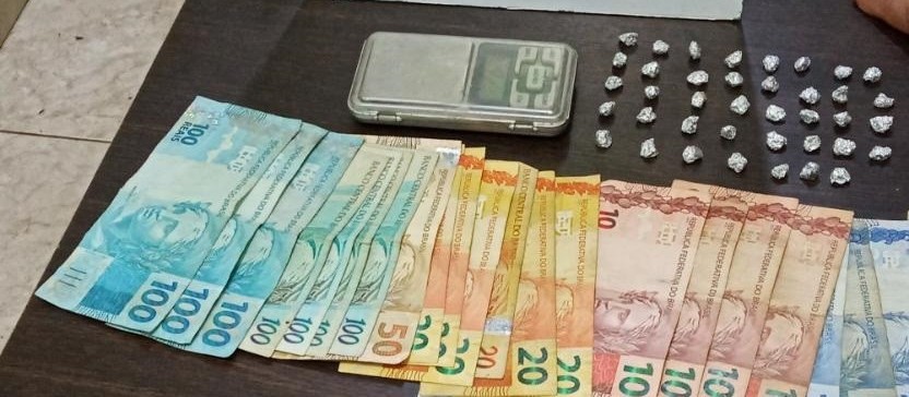 Mulher com mando de prisão por roubo agravado é presa por tráfico de drogas