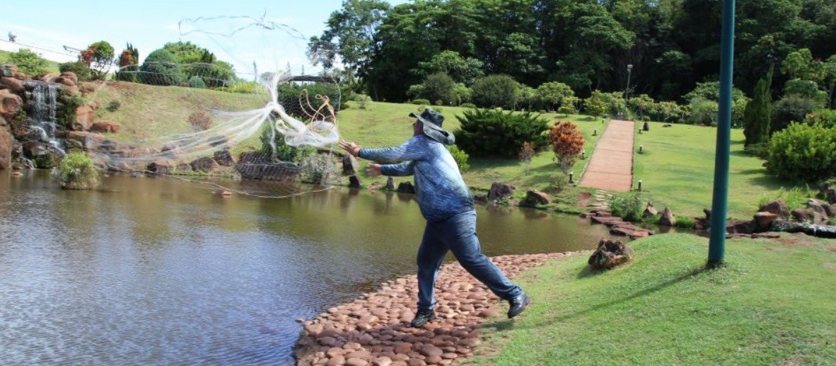  Quase 200 peixes invasores são retirados do lago do Parque do Japão