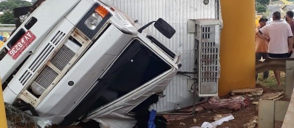 Dois caminhões tombam no trevo de Mandaguaçu 