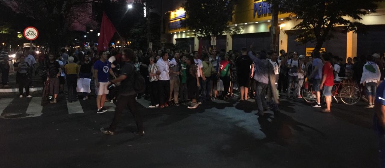 Manifestantes realizam ato contra o Governo em Maringá