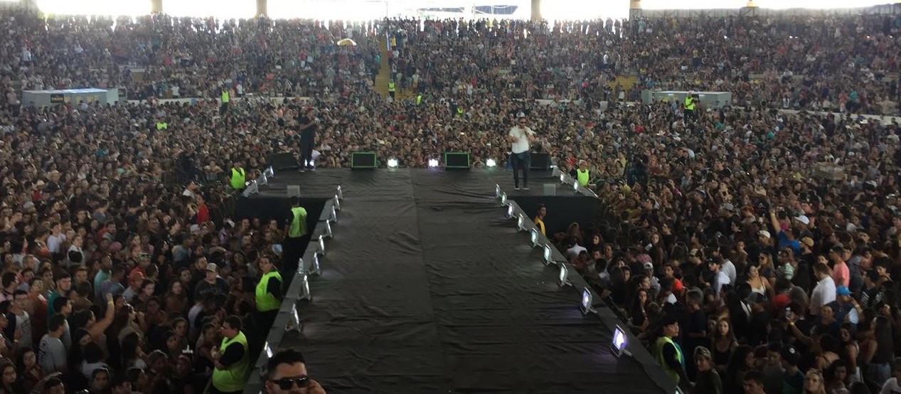 Fãs de sertanejo lotam show de aniversário da Maringá FM