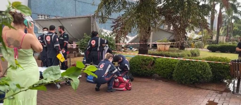 Temporal: duas pessoas feridas, casas destelhadas e queda de árvores