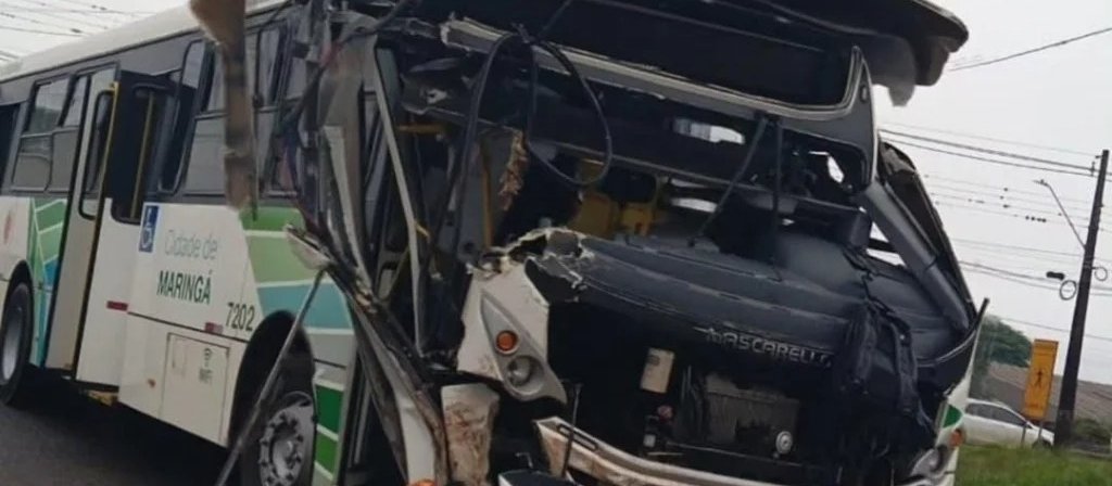 Acidente entre ônibus da TCCC e carreta deixa duas pessoas feridas em Maringá
