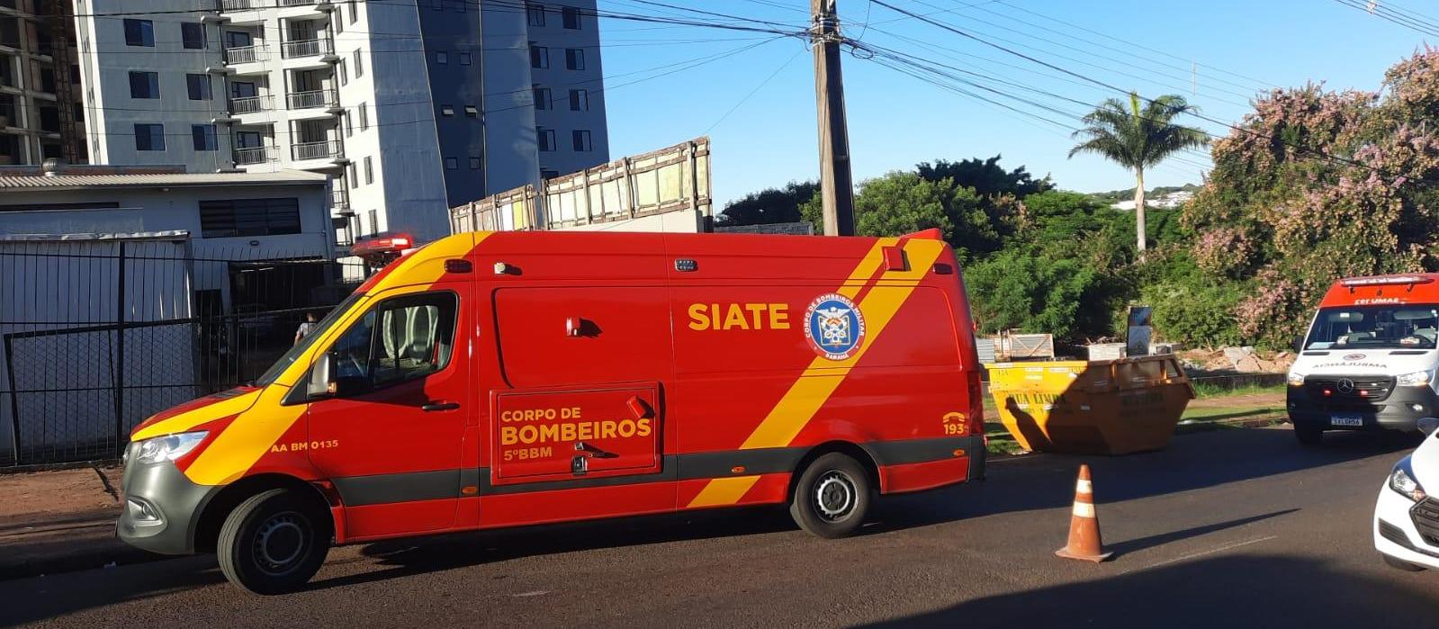 Sol atrapalha e dois ficam feridos após moto bater em caçamba