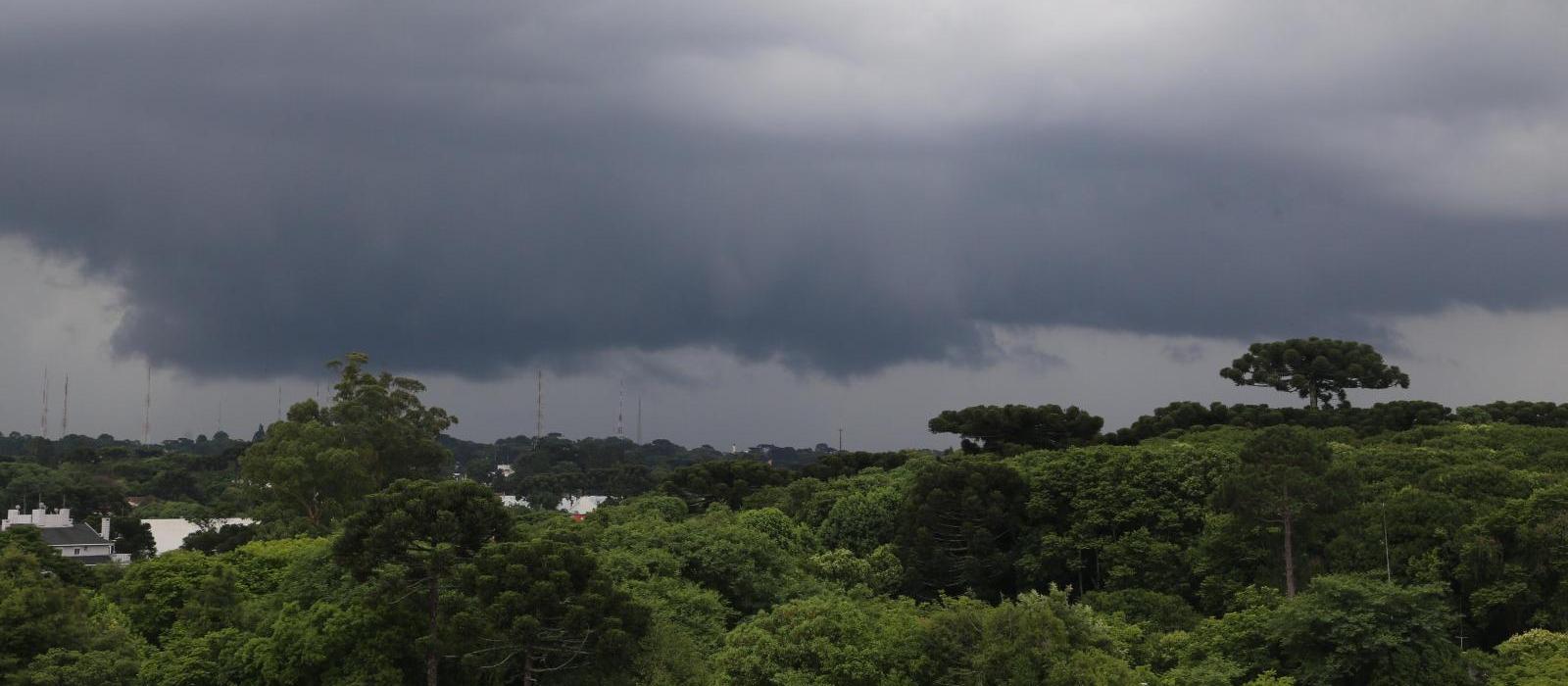 Fortes chuvas causam estragos em cidades do norte paranaense