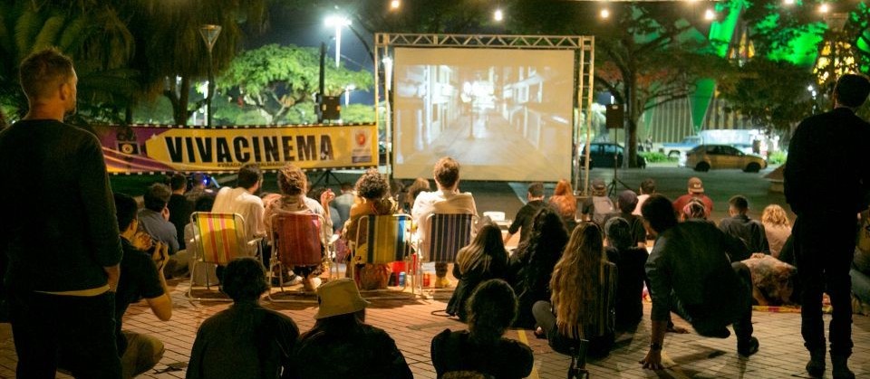 Cinema que funciona a energia solar apresenta filme em Maringá neste sábado (20)