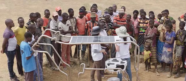 Empresa cria 'vaca solar' para recarregar baterias 