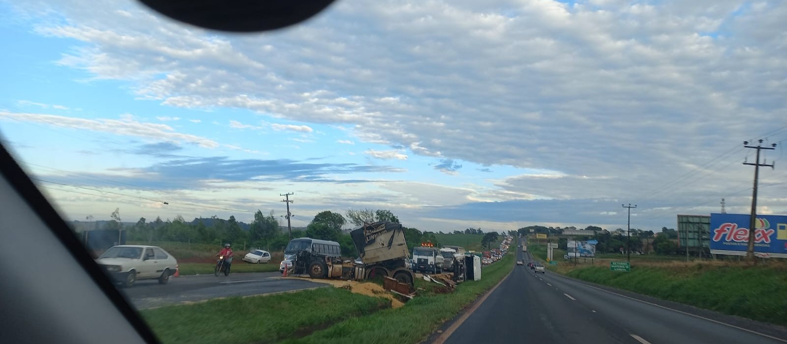 Acidente com três caminhões deixa trânsito congestionado na BR-376, em Maringá