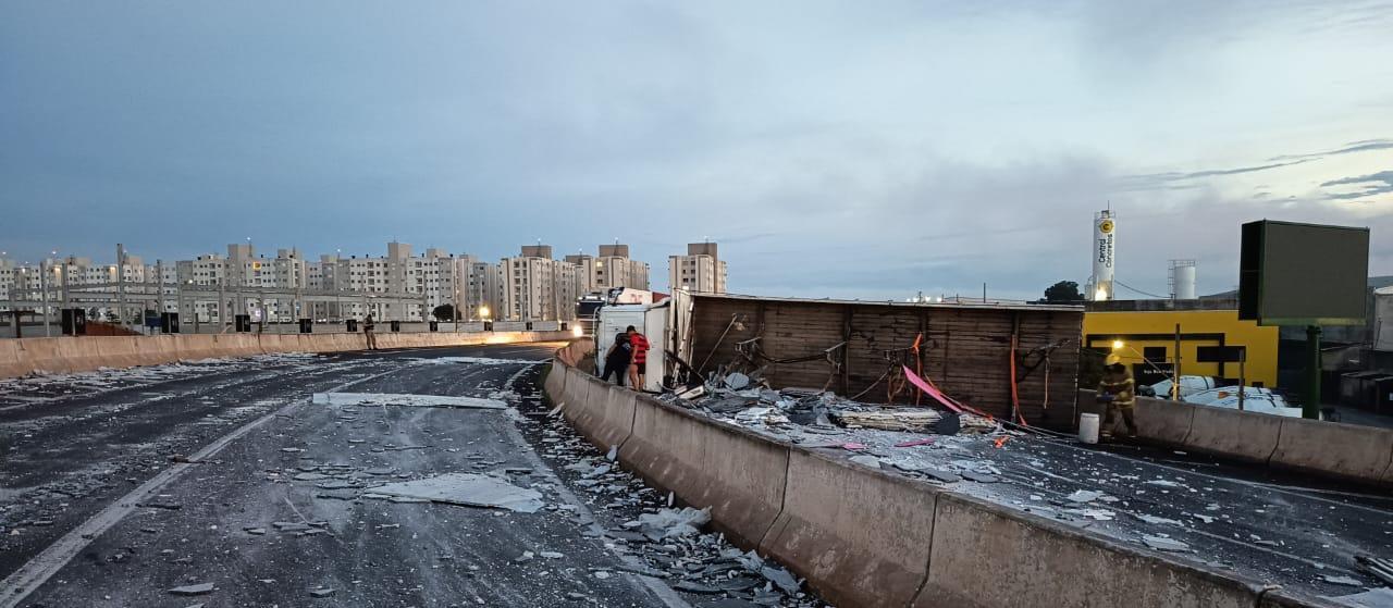 Carreta tomba no Contorno Norte em Maringá