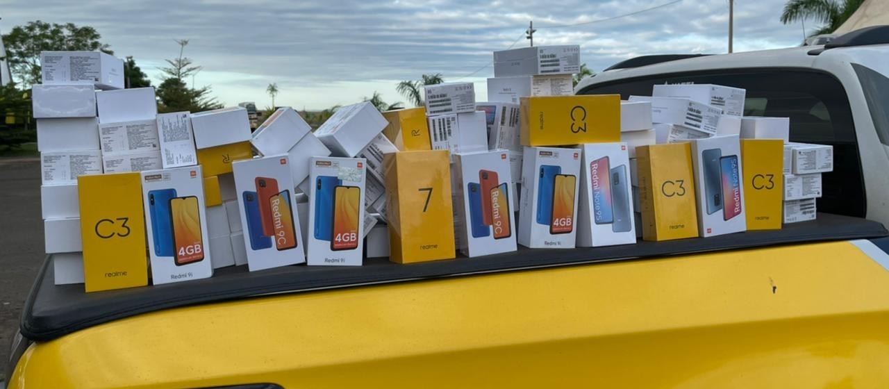 Polícia apreende R$ 90 mil em celulares escondidos em veículo