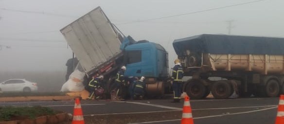 Neblina provoca acidente em Maringá