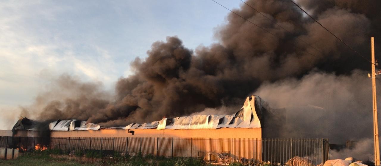 Bombeiros combatem incêndio de grandes proporções em Paiçandu