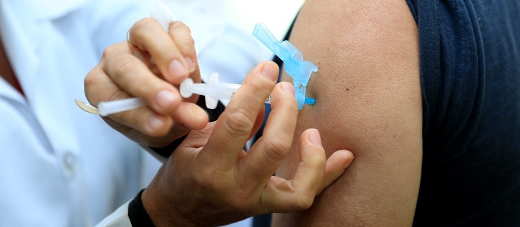 Vacinação contra Covid-19 para público em geral em Maringá começa na semana que vem, diz secretário