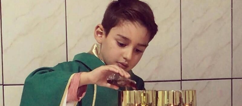 Menino de 6 anos que sonha em ser padre "celebra" missas na região