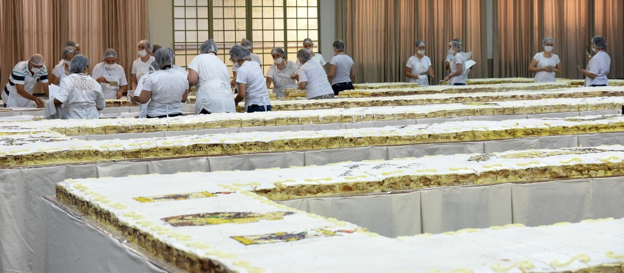 Em Maringá, bolo de Santo Antônio terá 12 mil pedaços e mais de 3 mil medalhas