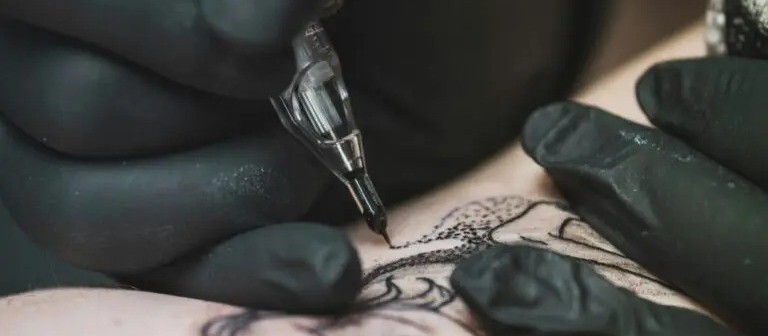 Cliente faz tatuagem, não paga e situação vira caso de polícia