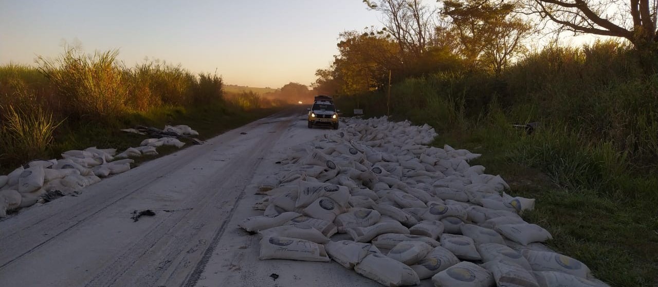 Caminhão tomba e rodovia fica interditada por cinco horas