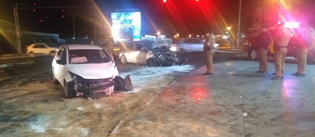 Batida entre veículos nesta madrugada deixa feridos