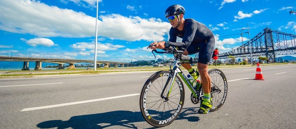 Para cumprir promessa, ciclista de Maringá vai pedalar mais de 800 km