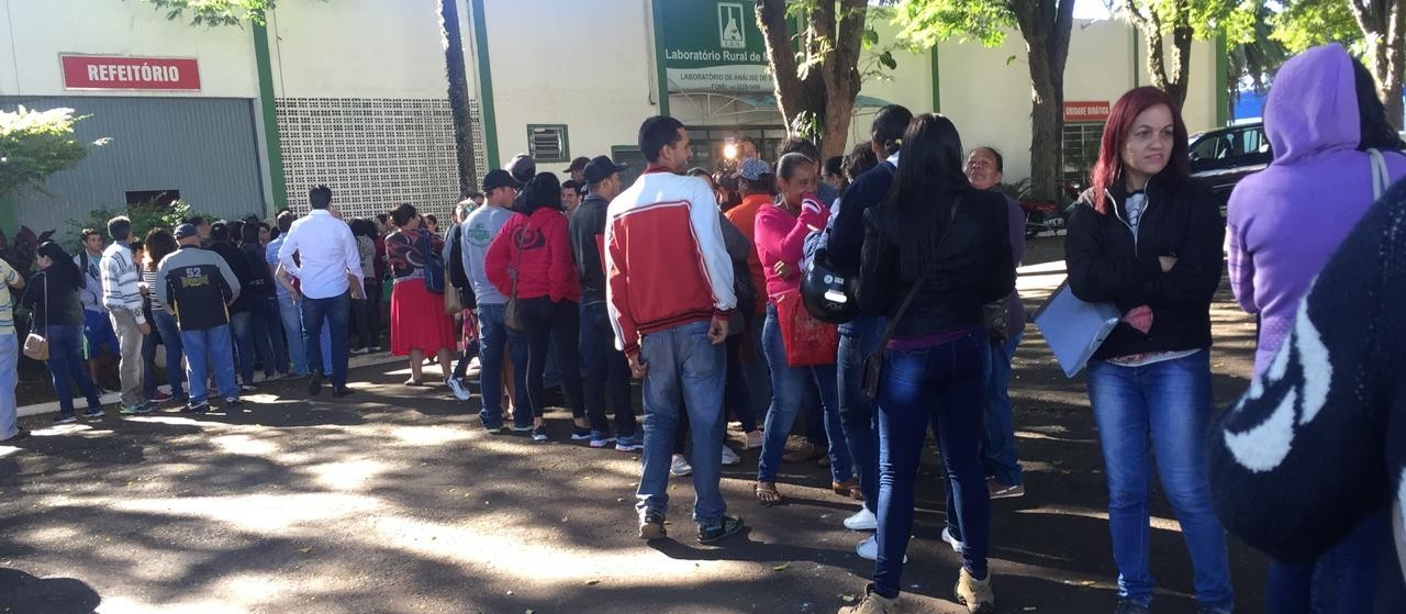 Centenas de candidatos enfrentam fila em busca de trabalho temporário