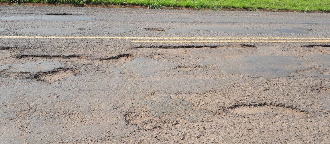 Moradores reclamam de excesso de buracos na PR-463