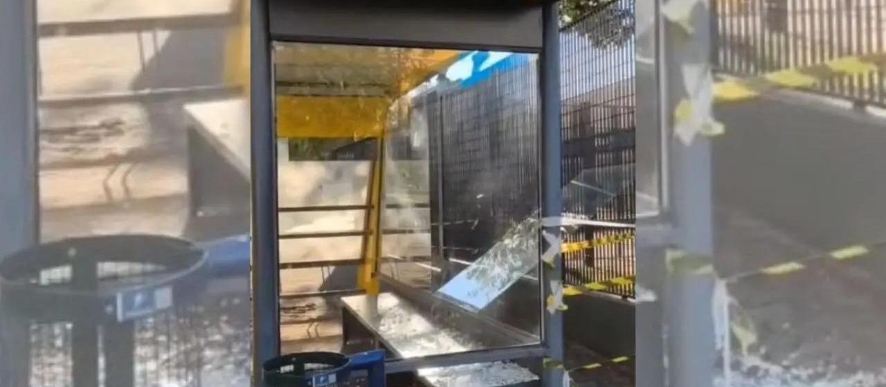 Ponto de ônibus é vandalizado na região central em Maringá
