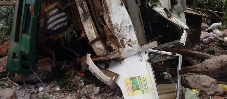 Tombamento de caminhão deixa um morto e um ferido na Estrada Guaiapó