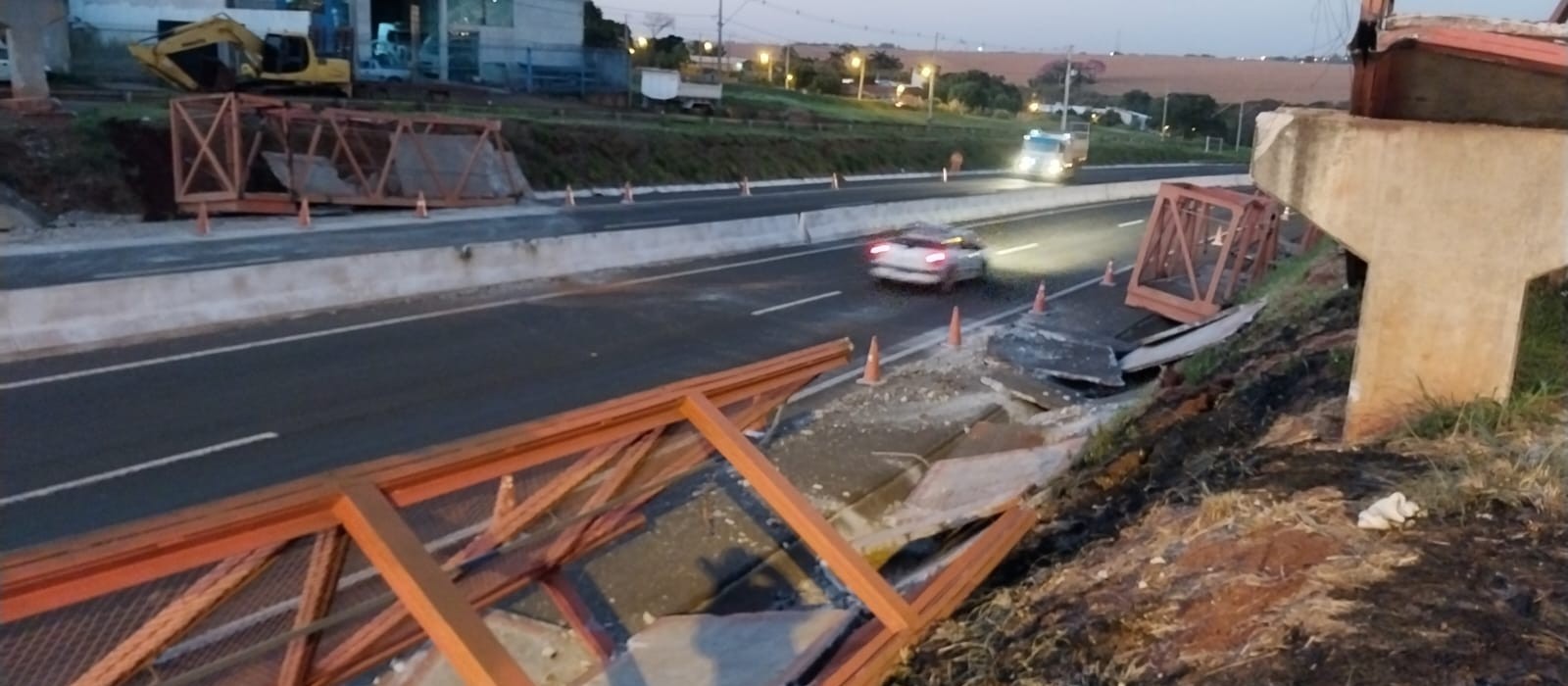 Contorno Norte é liberado após bloqueio causado por queda de passarela