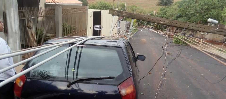‘Foi um grande susto’, diz moradora que teve carro atingido por poste durante temporal