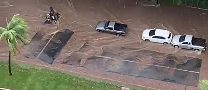 Parte da pista de caminhada do Parque do Ingá é levada pela chuva; vídeo