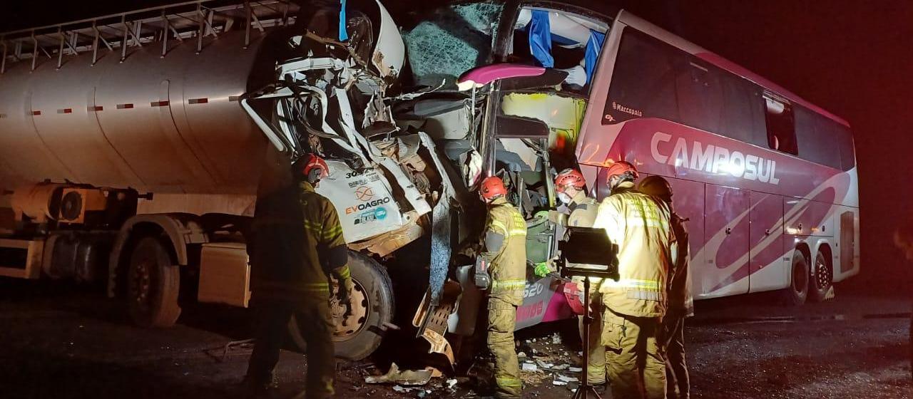 Três pessoas morrem em acidente entre caminhão e ônibus, em Campo Mourão