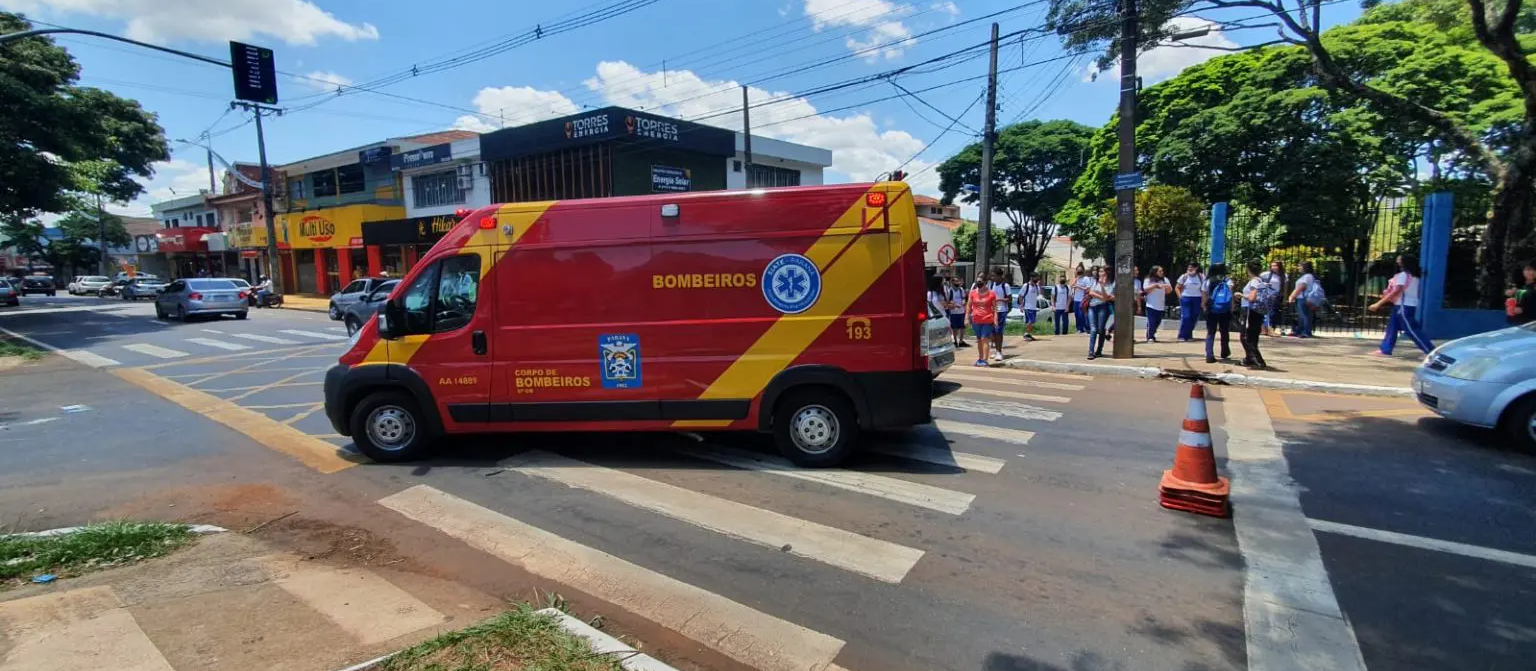 Vídeo: Motociclista atropela dois estudantes, ofende vítima e foge sem prestar socorro, afirma cuidador de alunos