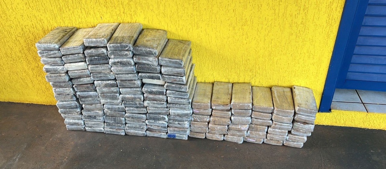 PRF apreende 89 kg de cocaína pura em fundo falso de caminhão