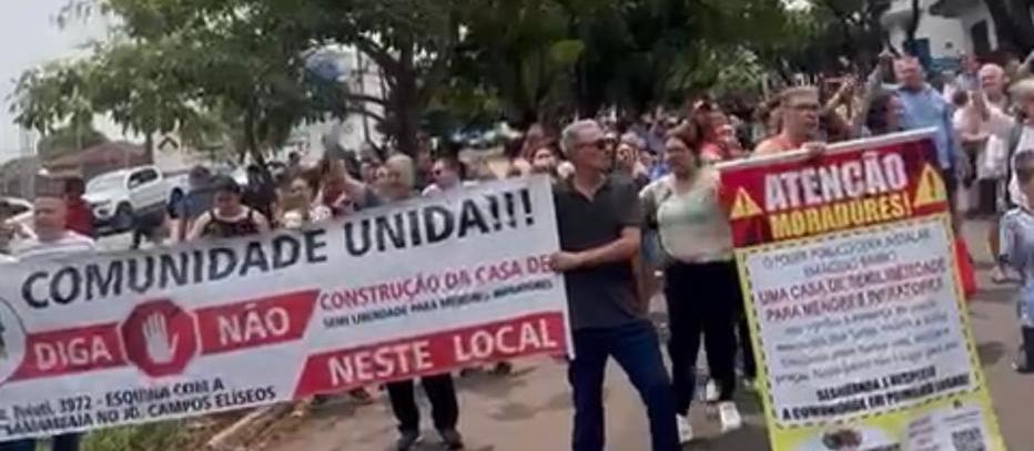 Moradores protestam contra construção de casa de semiliberdade