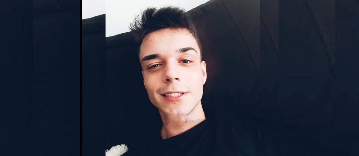 Motociclista de 19 anos morre após colidir em caminhão estacionado