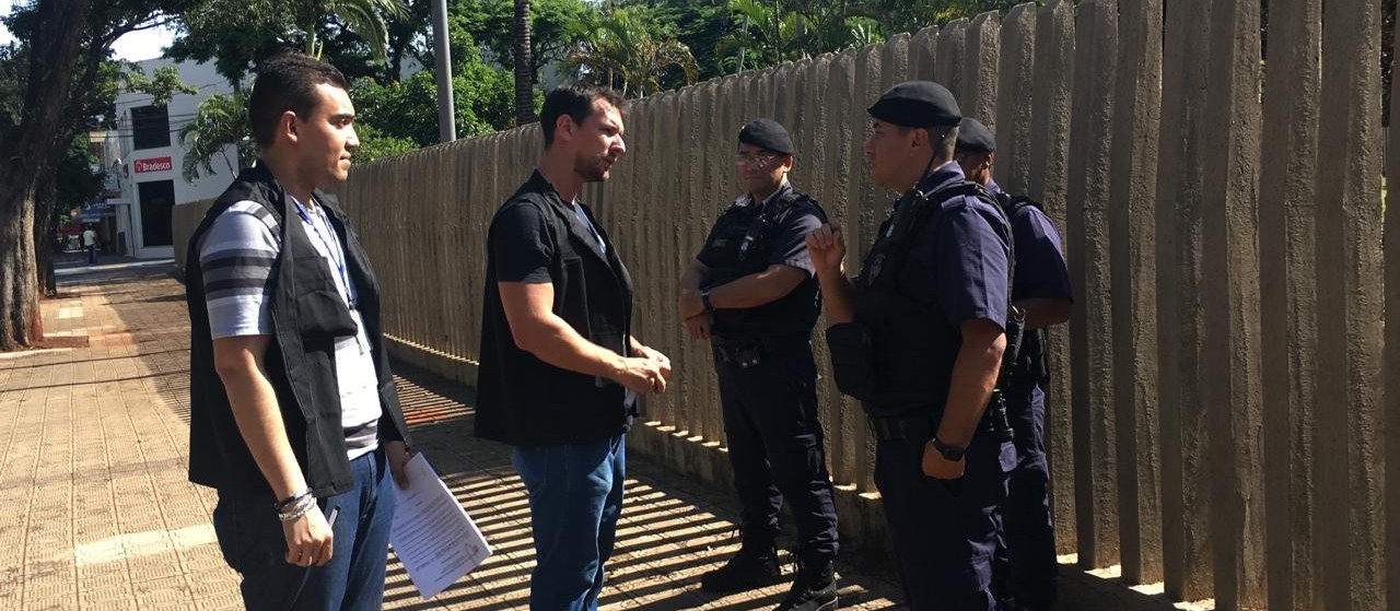 Fiscais orientam empresas na Avenida Pedro Taques em Maringá