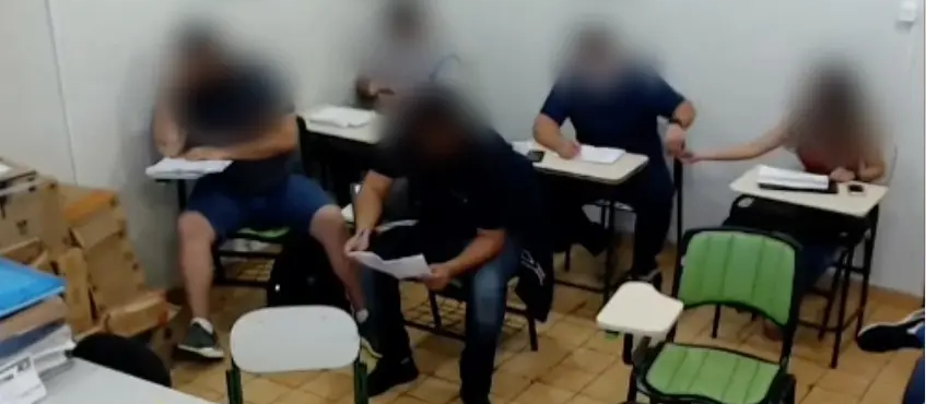 Licitação é cancelada em Paiçandu por suspeita de fraude; vídeo mostra participantes trocando bilhetes