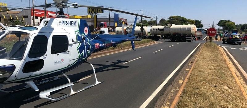 Ocupantes de motocicleta ficam feridos após colisão com caminhão