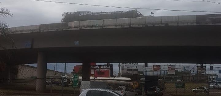Caminhão carregado de frangos vivos tomba no Contorno Norte