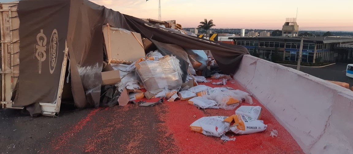 Carreta tomba e Contorno Norte fica interditado, em Maringá