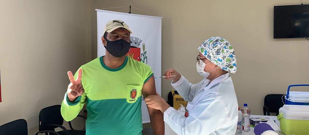 Maringá começa a vacinar nesta terça-feira (15) os servidores da limpeza pública