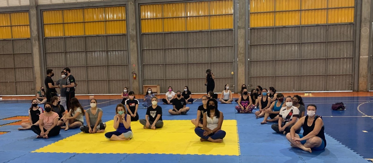 Em aula de defesa pessoal mulheres aprendem a se proteger