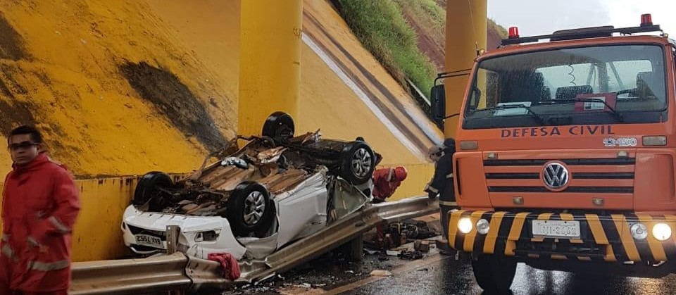 Por causa da chuva, carro cai de viaduto