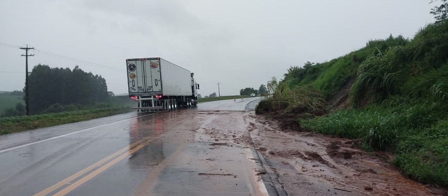 PRF quer revisão de índice de chuvas para fechamento de estradas no Paraná