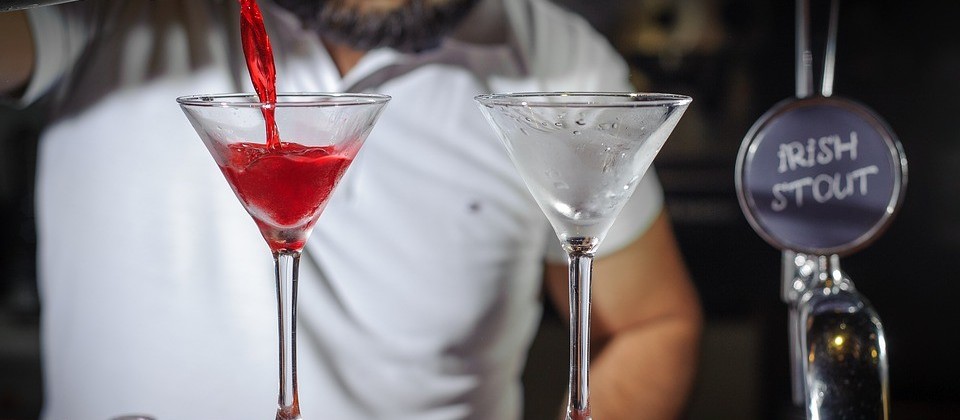 Bartenders, profissionais que preparam coquetéis e bebidas